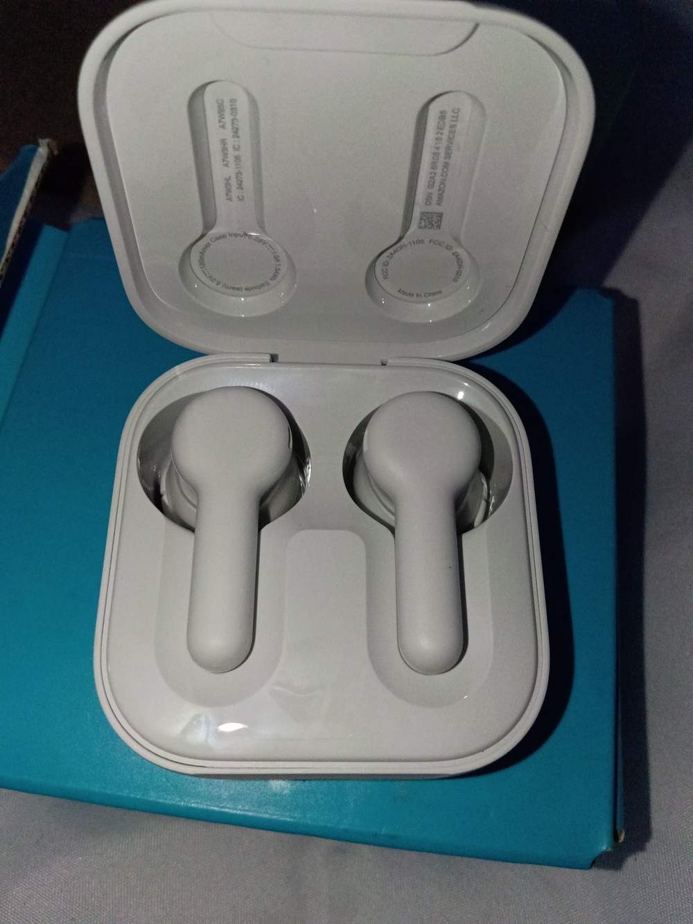 Amazon True Wireless Earbuds in White with Charging Case Echo Buds 1st Gen